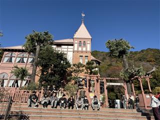 2日目　風見鶏の館　歴史を感じる建物の前で記念撮影。