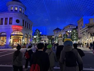 ユニバーサル　スタジオ　ジャパン　3つの班に分かれ、昼食から夕食まで下調べした思い思いのアトラクションやレストランでの食事を楽しみました。