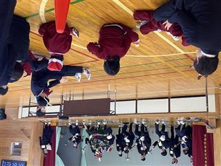 三味線の音色に興味津々