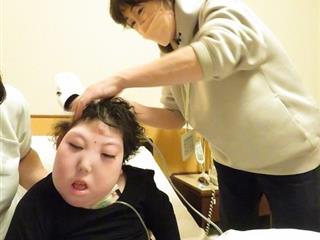 先生とお部屋のお風呂に入りました！髪を乾かしてもらいます。気持ちがいいね。