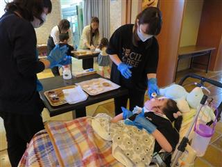 パン作りです。中に何を入れようかな。あんこ、レーズン、チーズ、サツマイモ！迷っちゃうね。