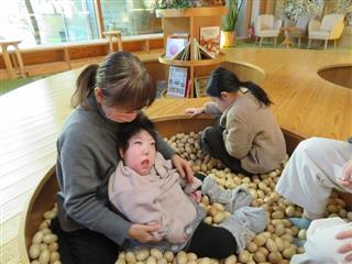 おもちゃ広場で遊びました。木製のおもちゃがたくさんありました。木のボールのプールです。