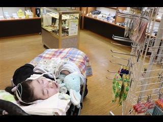 お土産コーナーを見に行きました。家族へのお土産は何にしようかな～。