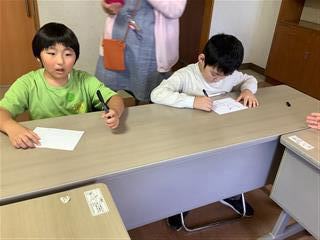 白紙に思うまま絵をかき、その絵をキーホルダーにしました。