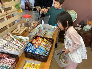 お菓子買い物体験。
<br>
200円の中で好きなものを買いました。