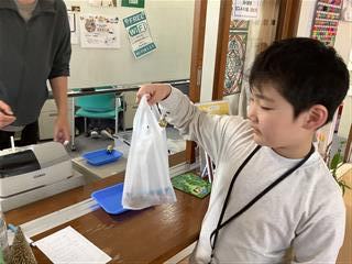 練習したように、お金を渡し、物を受け取ることができました。