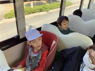 たくさん活動したので帰りのバスの中では疲れた様子・・・