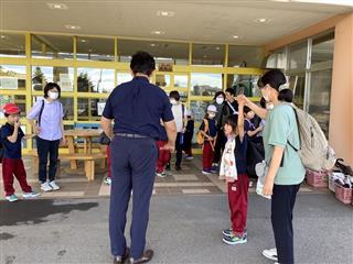 校長先生にごあいさつ。「ただいま～！」