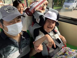 前沢駅までバスで向かいます。ニコニコが止まりません☆「おでかけ、おでかけ」