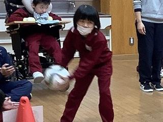 　事前学習では、チームでたくさんボウリング練習をしました。応援も、投げることも真剣な表情で取り組みました。