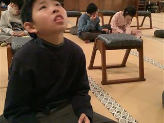 　正法寺での座禅体験。お話を聞いた後、３分間座禅を組んで、気持ちを整えました。