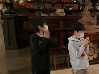 　座禅の後は、感謝の気持ちを込めて、手を合わせました。