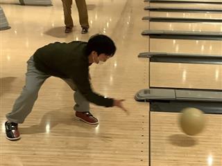 　ボウリングクオリアでは、６年生がボールに「パワー」を込めて始球式をしました。