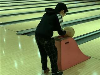 ボウリングはチーム対抗戦。ピンがたくさん倒れるように、投球台を使い、１位を目指して頑張りました。