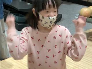 　ピンが倒れると、「やった！！」「よっしゃー！」とニコニコ。とっても喜んでいました。