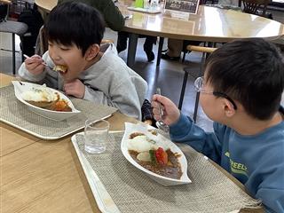 　自分で選んだランチ。とっても美味しそうに食べる姿がたくさんみられました。
