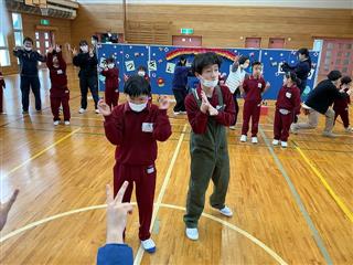 6年生を囲んで、みんなでダンス。
<br>
「み～ん～な～　ともだち♪」「ずっとずっと～　ともだち♪」
