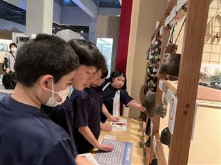 牛の博物館見学「このカウベルはどんな音かな？」