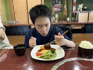 お昼は前沢牛入りハンバーグ「おいし～！！」