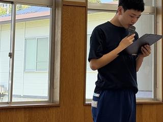 生徒会長のあいさつです。「より良い生徒会にするために話を聞いて活発な生徒総会にしましょう」