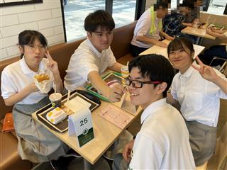 昼食はマクドナルドに行きました。自分自身で注文するのは緊張しましたが、次からは１人でもできる自信がつきました。