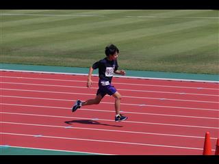 １００ｍ男子の様子。１年生が初めてのトライスポーツに挑みました。