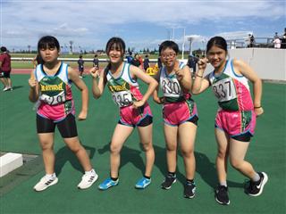 女子４×１００ｍリレーの選手達。バトンをみんなでつなぎました。