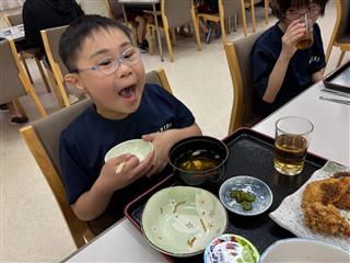 豪華な夕食！おなかも気持ちもいっぱいだ～