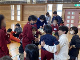 在校生から新1年生へ手作りプレゼントが渡されました。