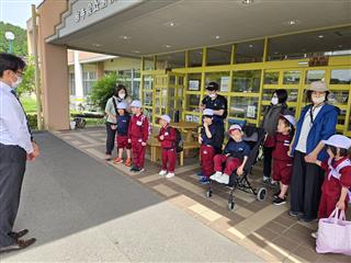 校長先生にあいさつをして、いざ出発！！！