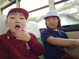 1年生は初めてのスクールバスにウキウキ！