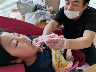 たくさん遊んで疲れたのでお弁当も進みます、パクパク！