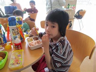 みんなで食べる弁当は美味しいな～