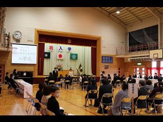 小学部は、保護者さんと一緒に入場し、初めてのことにドキドキといった表情でした。
<br>
中学部は、ちょっと大人になったそんな表情で、真新しい制服に身を包み、緊張感いっぱいの入場でした。