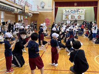 各組全力で応援合戦に取り組みました。