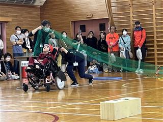 小学部１，２，３年生はネットをくぐって的当て、そしてダンス。
<br>
とてもかわいかったです。