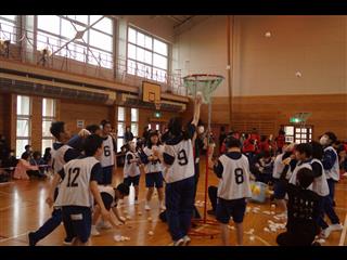 中学部の紅白玉入れ。
<br>
全員協力して、たくさん玉を入れました。