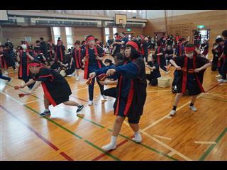 小学部４年生から中学部みんなで踊った明峰ソーランロック。
<br>
かっこよかったです。