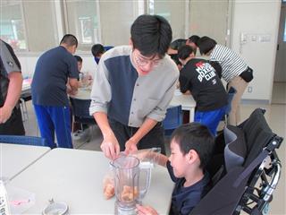 お兄さんたちと一緒に、りんごスムージーを作ったよ。