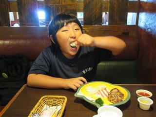 びっくりドンキーでランチタイム。おいしいね！
