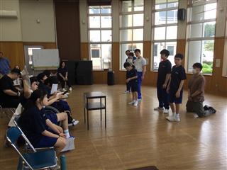 新聞委員会です。楽しい新聞をつくるので、みなさん読んでください。