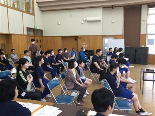 みんな、真剣に話を聞いています。1年間、協力して活動しましょう。