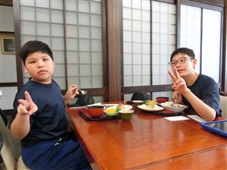 お昼は猊鼻渓でカレーセットを頂きました。「おいしい」と、おかわりもしてきましたよ。