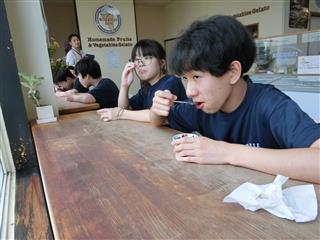 KOZENJI cafeに行って、それぞれジェラートを選んで食べてきました。みんな、「おいしい、おいしい」と言ってすぐ食べ終わりました。
