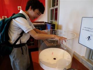 惑星の重力比べやマジックミラーなど、展示物を見て触って、宇宙の奥深さに触れました。