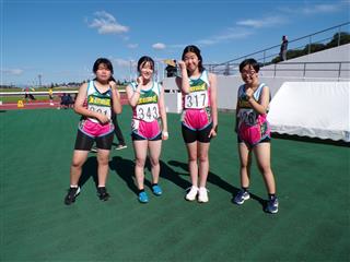 女子４×100ｍリレーの選手たち。バトンをしっかりつないでいい走りができました。