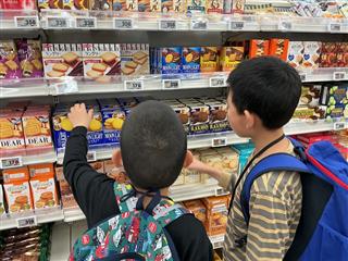 「おやつはどれにしようかな～」「どのクッキーもおいしそうだね～」