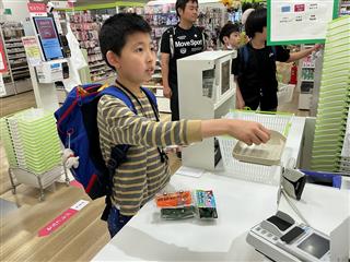 セリアのレジ。準備していた２２０円を払うことができました。