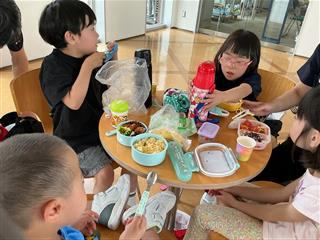 12日（１年・３年グループ）。お弁当タイム。うれしくて、いつもよりパクパクよく食べました。
