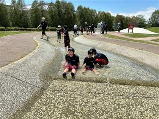 11日（２年・３年グループ）。全身ずぶぬれになって、水遊びをしました。